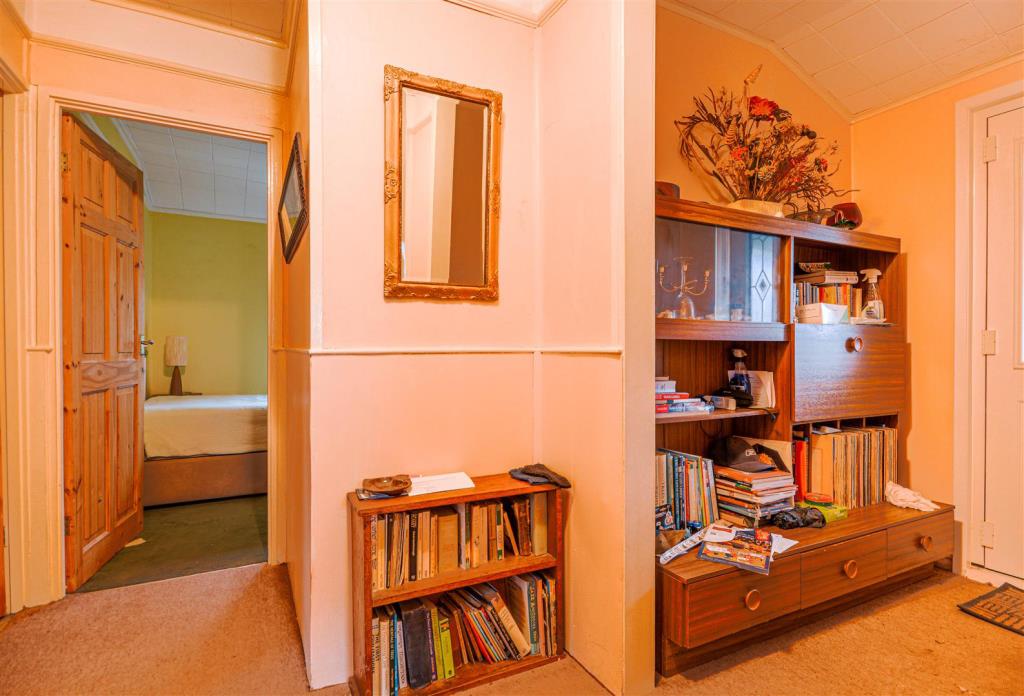 Lot: 122 - DETACHED COLT BUNGALOW WITH POTENTIAL - Hallway